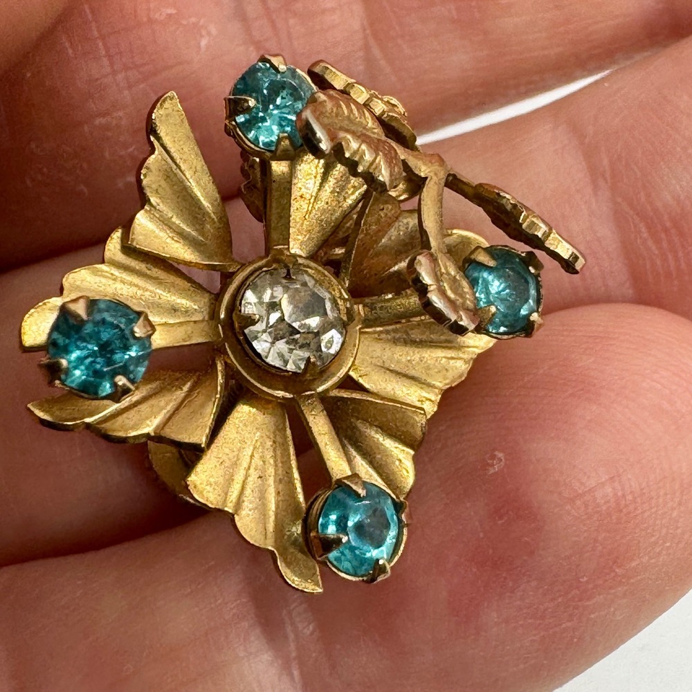 Vintage 1940s Floral Screwback Earrings Gold Tone Aqua Rhinestone Bouquet‎ - Picture 3 of 10